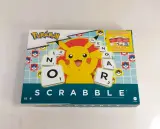Pokémon verzameling met Scrabble, Pikachu, Eevee en merchandise – foto 3 – kavel bij De Kringwinkel, Turnhout