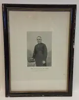 Oude ingelijste foto van een heer in klederdracht – kavel bij De Kringwinkel, Aalst