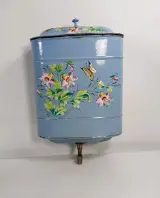Blauw metalen vintage waterreservoir met bloemenmotief – foto 2 – kavel bij De Kringwinkel, Turnhout