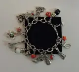 Zilverkleurige bedelarmband met diverse bedels – kavel bij De Kringwinkel, Aalst