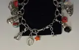 Zilverkleurige bedelarmband met diverse bedels – foto 5 – kavel bij De Kringwinkel, Aalst