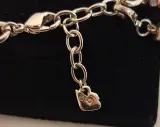 Zilverkleurige bedelarmband met diverse bedels – foto 6 – kavel bij De Kringwinkel, Aalst