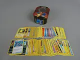 180 Pokémon kaarten in blik – kavel bij De Kringwinkel, Diest