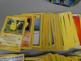 180 Pokémon kaarten in blik – foto 2 – kavel bij De Kringwinkel, Diest