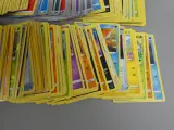 180 Pokémon kaarten in blik – foto 5 – kavel bij De Kringwinkel, Diest