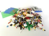 Losse LEGO onderdelen en minifiguren met piraten en soldaten – kavel bij De Kringwinkel, Heverlee