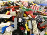 Losse LEGO onderdelen en minifiguren met piraten en soldaten – foto 4 – kavel bij De Kringwinkel, Heverlee