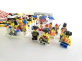 Losse LEGO onderdelen en minifiguren met piraten en soldaten – foto 9 – kavel bij De Kringwinkel, Heverlee