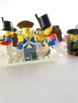 Losse LEGO onderdelen en minifiguren met piraten en soldaten – foto 10 – kavel bij De Kringwinkel, Heverlee