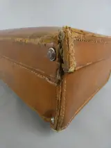Oude leren reiskoffer met zichtbare slijtage – foto 5 – kavel bij De Kringwinkel, Diest