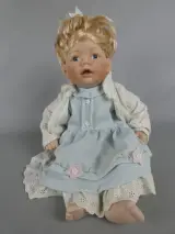 Vintage babypop met stoffen lijf en kleertjes – kavel bij De Kringwinkel, Diest