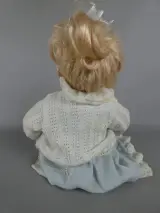 Vintage babypop met stoffen lijf en kleertjes – foto 2 – kavel bij De Kringwinkel, Diest