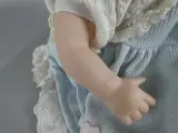 Vintage babypop met stoffen lijf en kleertjes – foto 4 – kavel bij De Kringwinkel, Diest