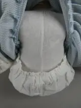 Vintage babypop met stoffen lijf en kleertjes – foto 5 – kavel bij De Kringwinkel, Diest