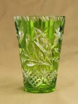 Groene geslepen kristallen vaas met bloemmotief – foto 2 – kavel bij De Kringwinkel, Antwerpen