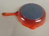 Le Creuset gietijzeren braadpan met oranje handvat en schenktuiten – foto 2 – kavel bij De Kringwinkel, Diest