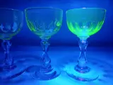 5 kristallen uranium glazen – foto 2 – kavel bij De Kringwinkel, Liedekerke