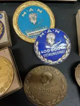 Lot van 16 vintage MAN “Störungsfrei” medailles/badges – foto 3 – kavel bij De Kringwinkel, Ninove