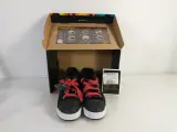 Zwarte sneakers Heelys met rode veters en wieltjes maat 36,5 – kavel bij De Kringwinkel, Turnhout