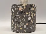 Stijlvolle Terrazzo tafellamp in antraciet - modern & sfeervol – foto 4 – kavel bij De Kringwinkel, Gent