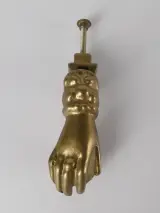 Messing deurklopper hand met bol – kavel bij De Kringwinkel, Heverlee