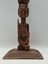 Handgesneden Afrikaanse totem sculptuur – foto 9 – kavel bij De Kringwinkel, Gent
