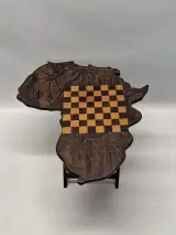 Handgesneden Afrikaanse schaaktafel in de vorm van het continent Afrika – foto 2 – kavel bij De Kringwinkel, Gent