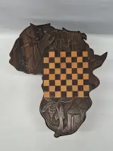 Handgesneden Afrikaanse schaaktafel in de vorm van het continent Afrika – foto 3 – kavel bij De Kringwinkel, Gent