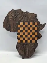 Handgesneden Afrikaanse schaaktafel in de vorm van het continent Afrika – foto 7 – kavel bij De Kringwinkel, Gent