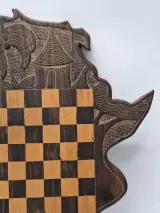 Handgesneden Afrikaanse schaaktafel in de vorm van het continent Afrika – foto 9 – kavel bij De Kringwinkel, Gent