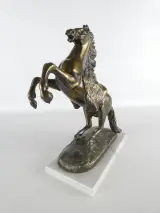 Bronzen beeld van een steigend paard op marmeren voet – kavel bij De Kringwinkel, Heverlee