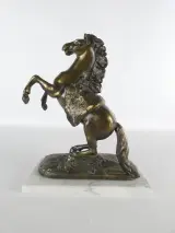 Bronzen beeld van een steigend paard op marmeren voet – foto 2 – kavel bij De Kringwinkel, Heverlee
