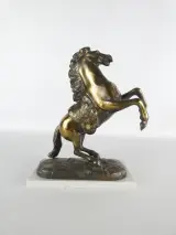 Bronzen beeld van een steigend paard op marmeren voet – foto 4 – kavel bij De Kringwinkel, Heverlee