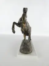 Bronzen beeld van een steigend paard op marmeren voet – foto 5 – kavel bij De Kringwinkel, Heverlee