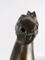 Bronzen beeld van een steigend paard op marmeren voet – foto 8 – kavel bij De Kringwinkel, Heverlee