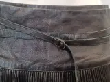 Jean Paul Gaultier FEMME Vintage leren mini plissérok – foto 4 – kavel bij De Kringwinkel, Gent