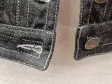 Exclusief Gianfranco Ferré designer Jeans- en Bouclé jasje – foto 4 – kavel bij De Kringwinkel, Gent