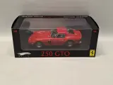 Set van twee Ferrari GTO schaalmodellen 1:18 Hot Wheels Elite – foto 10 – kavel bij De Kringwinkel, Gent