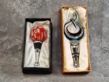 Set van 2 Luxe Glazen Wijnstoppers in Doos - Murano Stijl / Opale Design Flessenstoppers – kavel bij De Kringwinkel, Gent