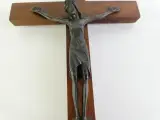 Vintage houten crucifix met gestileerde Christusfiguur – foto 3 – kavel bij De Kringwinkel, Heverlee