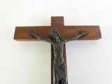 Vintage houten crucifix met gestileerde Christusfiguur – foto 4 – kavel bij De Kringwinkel, Heverlee