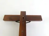 Vintage houten crucifix met gestileerde Christusfiguur – foto 5 – kavel bij De Kringwinkel, Heverlee