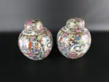 Set van 2 Chinese dekselvazen met kleurrijke decoratie – foto 2 – kavel bij De Kringwinkel, Heverlee