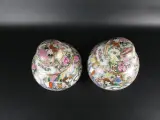 Set van 2 Chinese dekselvazen met kleurrijke decoratie – foto 3 – kavel bij De Kringwinkel, Heverlee