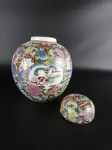 Set van 2 Chinese dekselvazen met kleurrijke decoratie – foto 4 – kavel bij De Kringwinkel, Heverlee