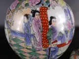 Set van 2 Chinese dekselvazen met kleurrijke decoratie – foto 5 – kavel bij De Kringwinkel, Heverlee