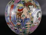 Set van 2 Chinese dekselvazen met kleurrijke decoratie – foto 6 – kavel bij De Kringwinkel, Heverlee