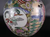 Set van 2 Chinese dekselvazen met kleurrijke decoratie – foto 7 – kavel bij De Kringwinkel, Heverlee