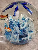 Glazen presse-papier met dolfijnen en onderwater tafereel - Murano-stijl – foto 5 – kavel bij De Kringwinkel, Gent