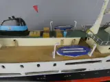 Handgemaakt houten schaalmodel van een schip – foto 5 – kavel bij De Kringwinkel, Diest